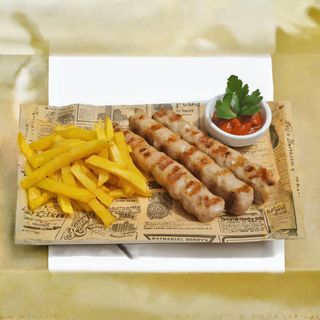 Тройка кебапчета с картофки соте (350г)