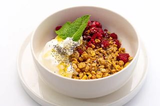 Granola de casa cu iuart grecesc si fructe de sezon