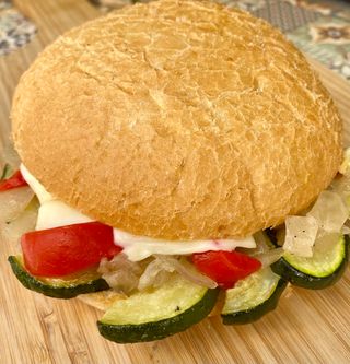 Coixinet amb carbassó, ceba cuita, pebrot i formatge