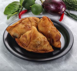 Menú de samosa vegetal o pollo (3 uds.)