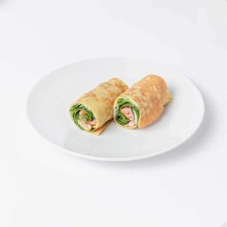 Млинці з червоною рибою, огірком, міксом салата і крем сиром 