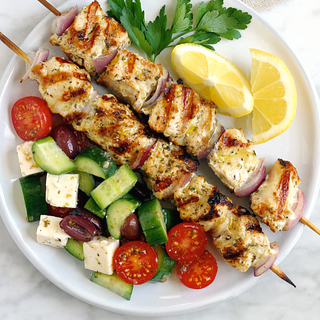 Spiedini con pollo e insalata 