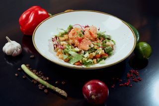 Salată cu somon fume`