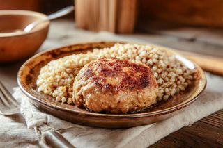 Pljeskavica od govedine sa prilogom