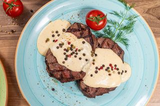 Atricot de vita cu sos de piper si cartofi Forest