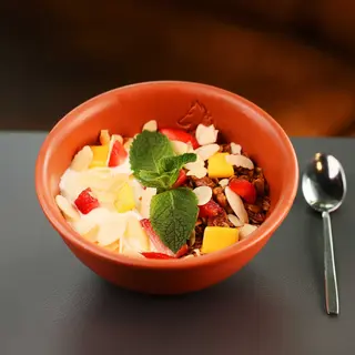 Iaurt grecesc și granola