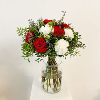 Ramo de Rosas Rojas y Claveles/Crisantemos Blancos "Te extraño"