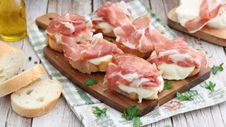 Prosciutto e crostini