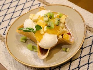 Мороженое с фруктами, шоколадом или джемом