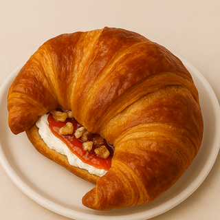 Croissant Con Crema De Queso, Mermelada De Fresa Y Nueces