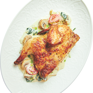 Цыпленок в сливочном соусе со шпинатом и грибами 