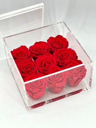 Caja de metacrilato con 9 rosas rojas preservadas perfumadas