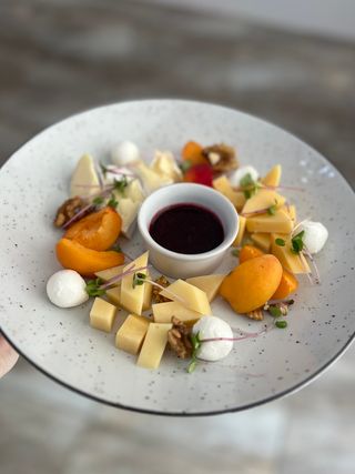 Сирна тарілка з ягідним соусом (200/115/40г)