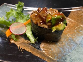 Gunkan de tofu con aguacate y salsa 