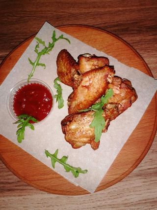 Курячі крильця у фритюрі з гострим соусом (150/30г)