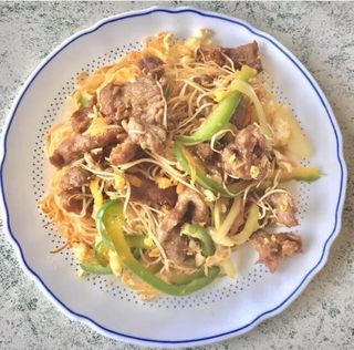 Massa fina com carne, frango, gambas, vaca