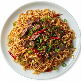 Spaghetti di riso saltato con manzo piccante