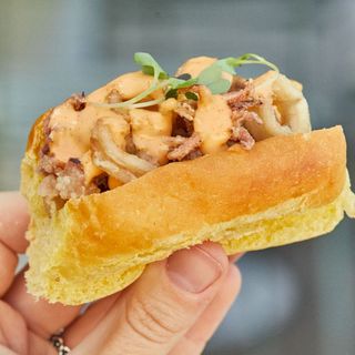 Brioche de Rabas de Chipirón con mayonesa ligera de Sriracha y Kimchi (2 uds.)