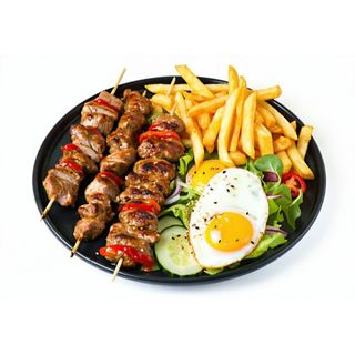 Plato combinado mixto ( pinchos de pollo y carne picada)