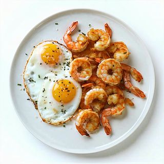 Huevos con gambas