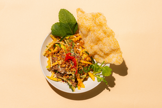 Sałatka mango z wołowiną