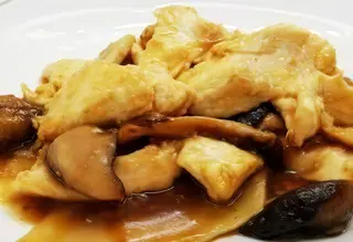 Pollo con funghi e bambù