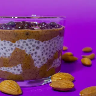 Chia puding sa badem puterom i čoko mrvicama