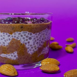 Chia puding sa badem puterom i čoko mrvicama