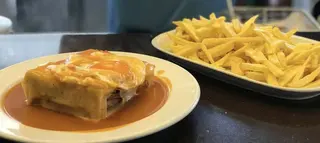 Francesinha com Ovo  Batata Frita