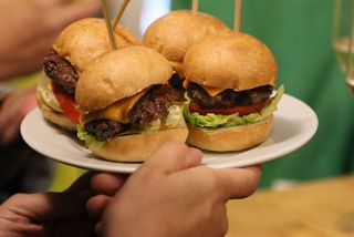 Crispy Chiken Burger con patatas fritas