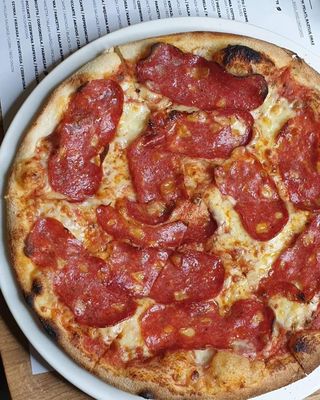 Zestaw Pizza Salame Pikantne 40cm + Coca Cola 0,85l