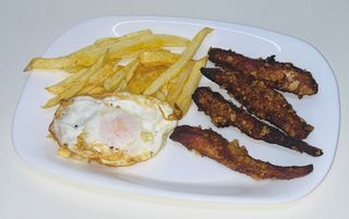 Tiras de pollo extra crujientes con huevo y patatas fritas
