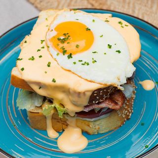 Крок-мадам з беконом та соусом Чеддер