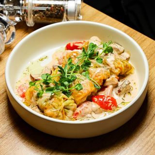 Cabbage rolls з білими грибами