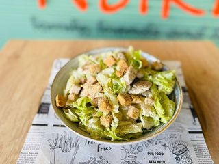 Salată Caesar cu pui