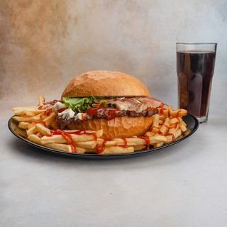 Hamburger s pancetom i pomfritom i piće