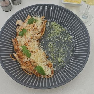Spaghete cu pui și sos roșu 