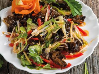 Салат древесных грибов