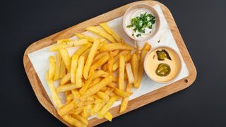 CARTOFI PRAJITI CU SOS AIOLI & PATRUNJEL 250Gr AB