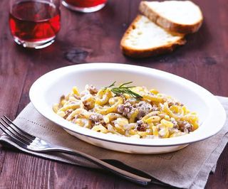 Gramigna s vrhnjem i kobasicama