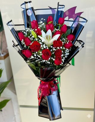 Bouqeut Rouge Avec Lisse Emballage Noir