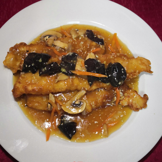 97. Бяла риба пържена в соев сос (600гр)