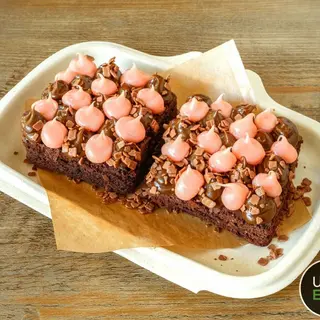 BROWNIE C/ TOPPINGS, GELADO E FRUTA