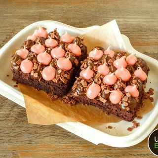 BROWNIE C/ TOPPINGS, GELADO E FRUTA