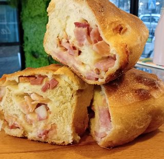 Casatiello napoletano intero