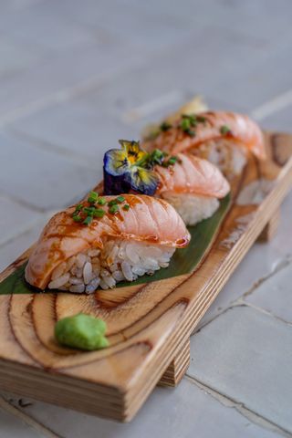 Nigiri de salmón braseado con salsa teriyaki
