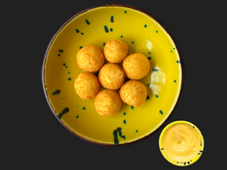 Фрі бол з сирним соусом