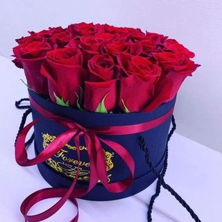 Cutie M cu trandafiri roșii  la baza 