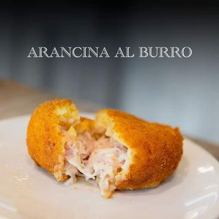 Arancina con prosciutto e mozzarella