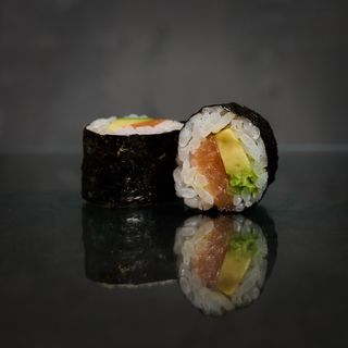 Maki Salmón y Aguacate (8p)